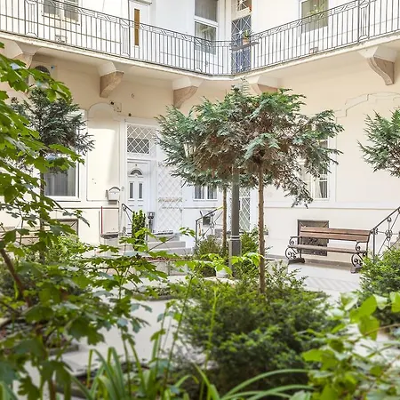 Central Studio Apartment *